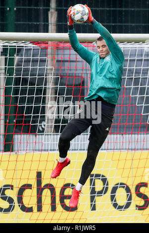 13 novembre 2018, Saxe, Leipzig : Soccer : l'Allemagne, l'équipe nationale de formation avant le match international contre la Russie (15.11.) dans la Red Bull Academy Leipzig. Gardien de but Manuel Neuer attrape une balle. Photo : Jan Woitas/dpa-Zentralbild/dpa Banque D'Images