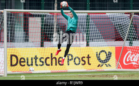 13 novembre 2018, Saxe, Leipzig : Soccer : l'Allemagne, l'équipe nationale de formation avant le match international contre la Russie (15.11.) dans la Red Bull Academy Leipzig. Gardien de but Manuel Neuer attrape une balle. Photo : Jan Woitas/dpa-Zentralbild/dpa Banque D'Images