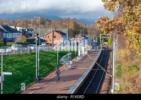 Balloch, Ecosse, Royaume-Uni. 13 novembre, 2018. Météo britannique. Balloch gare dans la ville de Ploubazlanec sur la rive sud du Loch Lomond au cours du soleil et de douches sur une froide après-midi. Credit : Skully/Alamy Live News Banque D'Images