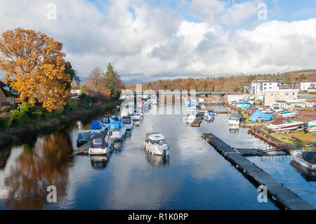 Balloch, Ecosse, Royaume-Uni. 13 novembre, 2018. Météo britannique. Balloch Marina et de la rivière Leven au cours du soleil et de douches sur une froide après-midi dans la ville de Ploubazlanec sur la rive sud du Loch Lomond. Credit : Skully/Alamy Live News Banque D'Images