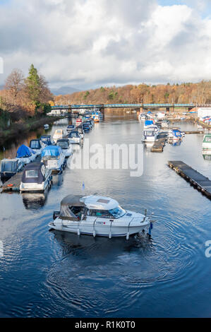 Balloch, Ecosse, Royaume-Uni. 13 novembre, 2018. Météo britannique. Balloch Marina et de la rivière Leven au cours du soleil et de douches sur une froide après-midi dans la ville de Ploubazlanec sur la rive sud du Loch Lomond. Credit : Skully/Alamy Live News Banque D'Images