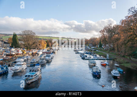 Balloch, Ecosse, Royaume-Uni. 13 novembre, 2018. Météo britannique. Balloch Marina et de la rivière Leven au cours du soleil et de douches sur une froide après-midi dans la ville de Ploubazlanec sur la rive sud du Loch Lomond. Credit : Skully/Alamy Live News Banque D'Images