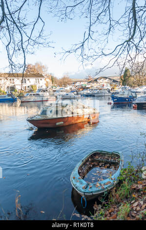 Balloch, Ecosse, Royaume-Uni. 13 novembre, 2018. Météo britannique. Balloch Marina et de la rivière Leven au cours du soleil et de douches sur une froide après-midi dans la ville de Ploubazlanec sur la rive sud du Loch Lomond. Credit : Skully/Alamy Live News Banque D'Images