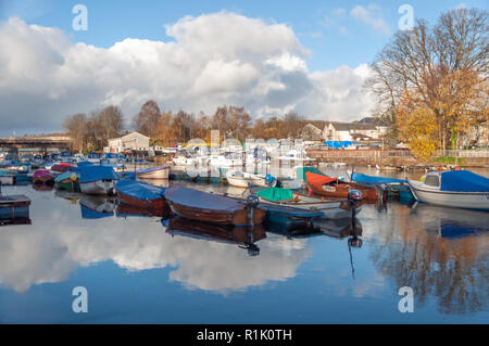 Balloch, Ecosse, Royaume-Uni. 13 novembre, 2018. Météo britannique. Balloch Marina et de la rivière Leven au cours du soleil et de douches sur une froide après-midi dans la ville de Ploubazlanec sur la rive sud du Loch Lomond. Credit : Skully/Alamy Live News Banque D'Images