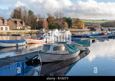 Balloch, Ecosse, Royaume-Uni. 13 novembre, 2018. Météo britannique. Balloch Marina et de la rivière Leven au cours du soleil et de douches sur une froide après-midi dans la ville de Ploubazlanec sur la rive sud du Loch Lomond. Credit : Skully/Alamy Live News Banque D'Images