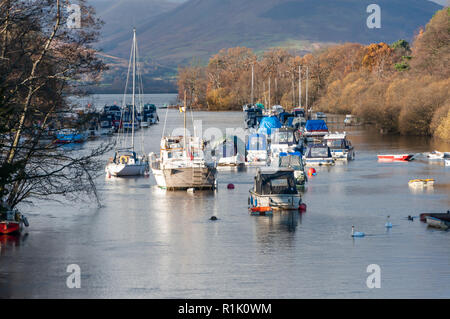 Balloch, Ecosse, Royaume-Uni. 13 novembre, 2018. Météo britannique. Balloch Marina et de la rivière Leven au cours du soleil et de douches sur une froide après-midi dans la ville de Ploubazlanec sur la rive sud du Loch Lomond. Credit : Skully/Alamy Live News Banque D'Images