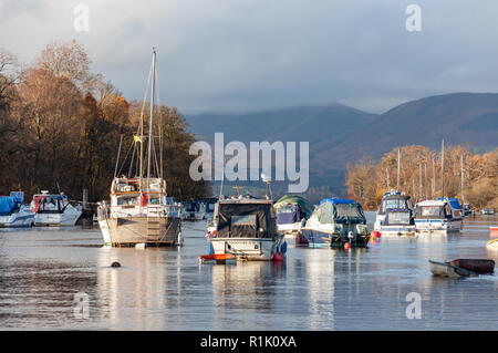 Balloch, Ecosse, Royaume-Uni. 13 novembre, 2018. Météo britannique. Balloch Marina et de la rivière Leven au cours du soleil et de douches sur une froide après-midi dans la ville de Ploubazlanec sur la rive sud du Loch Lomond. Credit : Skully/Alamy Live News Banque D'Images