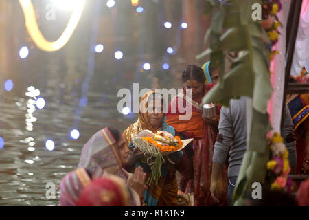 Katmandou, Népal. 13 novembre 2018. Un dévot népalais vus offrant des prières pour le coucher de soleil dans l'eau pendant l'Chhath Puja festival.Le Chhath Festival, également connu sous le nom de Surya Pooja, ou le culte du soleil, est observée dans les régions de l'Inde et le Népal comme dévots rendent hommage au soleil et l'eau des dieux. Credit : ZUMA Press, Inc./Alamy Live News Banque D'Images