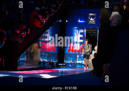 O2, Londres, Royaume-Uni. 13 novembre, 2018. La troisième journée du tournois à l'O2 Arena de Londres match de l'après-midi. Kevin Anderson (RSA), classé 4, contre Kei Nishikori (JPN), classé 7. Image : Anderson arrive sur le Court central. Credit : Malcolm Park/Alamy Live News. Banque D'Images