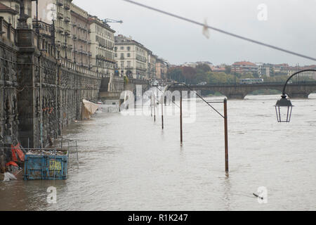 Turin, Piémont, Italie. Nov 6, 2018. Turin, Italy-November 6, 2018 : l'inondation de la rivière près de la zone PÃ² Murazzi. Crédit : Stefano Guidi/ZUMA/Alamy Fil Live News Banque D'Images