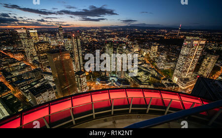 13 novembre 2018, Hessen, Frankfurt/Main : vue sur les gratte-ciel et le paysage urbain en soirée de la Maintower. Ci-dessous au milieu est le siège de la Deutsche Bank. La direction générale de l'UBS sur la droite. Photo : Frank Rumpenhorst/dpa Banque D'Images