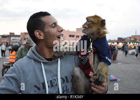 Marrakech, Maroc. 13Th Nov, 2018. Un jongleur se produit avec un singe sur la place Jemaa el Fnaa à Marrakech, Maroc, le 13 novembre, 2018. Situé au centre de Marrakech, la place Jemaa el-Fnaa est la principale attraction touristique de la ville. Credit : Aissa/Xinhua/Alamy Live News Banque D'Images