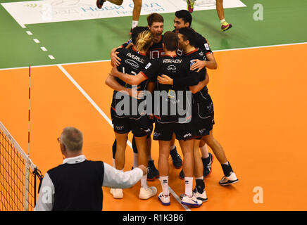 Novi Sad, Serbie 13 novembre 2018 ligue des champions de volley-ball CEV troisième tour de qualifications correspondent à la Voïvodine entre NS Seme(Serbie) et Chaumont VB 52 HM(France) photo Nenad Mihajlovic Crédit : Nenad Mihajlovic/Alamy Live News Banque D'Images