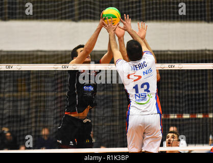 Novi Sad, Serbie 13 novembre 2018 ligue des champions de volley-ball CEV troisième tour de qualifications correspondent à la Voïvodine entre NS Seme(Serbie) et Chaumont VB 52 HM(France) photo Nenad Mihajlovic Crédit : Nenad Mihajlovic/Alamy Live News Banque D'Images