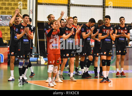 Novi Sad, Serbie 13 novembre 2018 ligue des champions de volley-ball CEV troisième tour de qualifications correspondent à la Voïvodine entre NS Seme(Serbie) et Chaumont VB 52 HM(France) photo Nenad Mihajlovic Crédit : Nenad Mihajlovic/Alamy Live News Banque D'Images