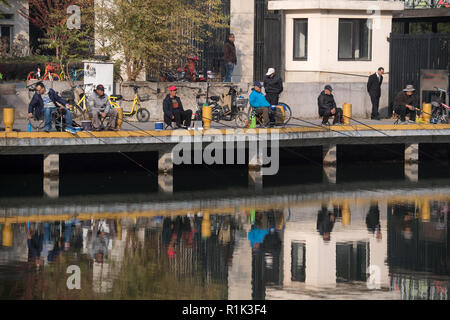 Beijing, Chine. 12Th Nov, 2018. Les pêcheurs à s'asseoir sur les rives de la rivière Liangmahe à Beijing. Credit : Ralf Hirschberger/dpa/Alamy Live News Banque D'Images