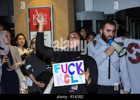 Londres, Royaume-Uni. 13 novembre, 2018. Les étudiants prennent part à un créatif et non-violent Festival de résistance organisée pour protester contre un discours au King's College London (KCL) par Mark Regev, l'Ambassadeur d'Israël au Royaume-Uni, contre les conséquences de la normalisation et de la légitimation par le KCL d'Israël de l'oppression du peuple palestinien et contre la répression exercée par le KCL sur le militantisme étudiant. Credit : Mark Kerrison/Alamy Live News Banque D'Images