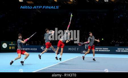 Londres, Royaume-Uni. 13Th Nov, 2018. Jour 3, Nitto ATP World Tour Finals 2018. Londres, ANGLETERRE - 13 novembre : (Note du rédacteur, édité une exposition multiple) Dominic Thiem d'Autriche en action lors de son match de simple contre Roger Federer de la Suisse sur la troisième journée de l'ATP World Tour finale au O2 Arena le 13 novembre 2018 à Londres, en Angleterre. Photo par Paul Cunningham Crédit : Paul Cunningham/Alamy Live News Banque D'Images