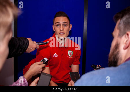 Cardiff, Pays de Galles. 13 novembre, 2018. Pays de Galles defender Connor Roberts fait face à la presse avant le match contre le Danemark dans l'UEFA Ligue des Nations Unies. Lewis Mitchell/YCPD. Credit : Lewis Mitchell/Alamy Live News Banque D'Images