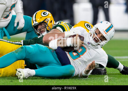 Green Bay, WI, USA. 11Th Nov, 2018. Le quart des Dolphins de Miami Osweiler Brock # 8 est saccagée au cours de la NFL football match entre les dauphins de Miami et les Packers de Green Bay à Lambeau Field de Green Bay, WI. Packers défait les dauphins 31-12. John Fisher/CSM/Alamy Live News Banque D'Images