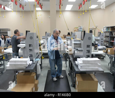 Lauderhill FL, USA. 13Th Nov, 2018. Nombre de travailleurs d'élection vote précoce bulletins au superviseur des élections du comté de Broward Office durant la raconter en Floride le 13 novembre 2018 à Lauderhill, en Floride. Credit : Mpi04/media/Alamy Punch Live News Banque D'Images