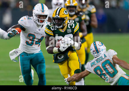 Green Bay, WI, USA. 11Th Nov, 2018. Green Bay Packers arrière défensif Raven Greene # 36 renvoie un fake punt pour une première au cours de la NFL football match entre les dauphins de Miami et les Packers de Green Bay à Lambeau Field de Green Bay, WI. Packers défait les dauphins 31-12. John Fisher/CSM/Alamy Live News Banque D'Images