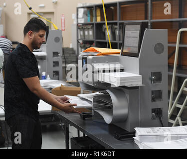 Lauderhill FL, USA. 13Th Nov, 2018. Nombre de travailleurs d'élection vote précoce bulletins au superviseur des élections du comté de Broward Office durant la raconter en Floride le 13 novembre 2018 à Lauderhill, en Floride. Credit : Mpi04/media/Alamy Punch Live News Banque D'Images