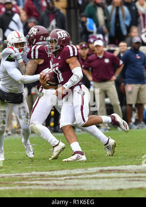 Novembre 10, 2018 College Station, TX...la Texas A&M quarterback, Kellen Mond (11), au cours de la NCAA football match entre le Texas A&M Aggies et l'école Mlle rebelles, dans la région de College Station, TX. (Photographe complète absolue & Company Crédit : Joseph Calomeni MarinMedia.org / / Cal Sport Media) Banque D'Images