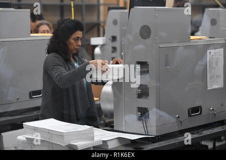 Lauderhill FL, USA. 13Th Nov, 2018. Nombre de travailleurs d'élection vote précoce bulletins au superviseur des élections du comté de Broward Office durant la raconter en Floride le 13 novembre 2018 à Lauderhill, en Floride. Credit : Mpi04/media/Alamy Punch Live News Banque D'Images