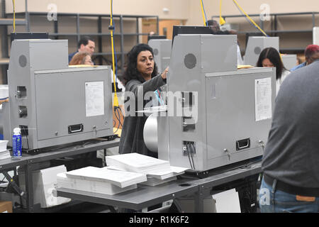 Lauderhill FL, USA. 13Th Nov, 2018. Nombre de travailleurs d'élection vote précoce bulletins au superviseur des élections du comté de Broward Office durant la raconter en Floride le 13 novembre 2018 à Lauderhill, en Floride. Credit : Mpi04/media/Alamy Punch Live News Banque D'Images