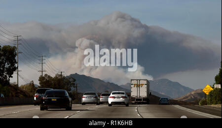 Woolsey, Californie, USA. 13Th Nov 2018. Un grand en-tête d'épaisse fumée est perçu sur les collines de Westlake Village comme les coups de feu Woolsey à nouveau mardi matin. Le feu brûler un autre 1 000 acres, mais pas de dommages accueil Westlake Village CA. Nov 13, 2018. Photo par Gene Blevins/ZumaPress Crédit : Gene Blevins/ZUMA/Alamy Fil Live News Banque D'Images