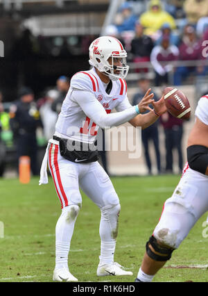 Novembre 10, 2018 College Station, TX...Ole Miss quarterback, Jordanie Ta'uma (10), faire un jeu pendant la NCAA football match entre le Texas A&M Aggies et l'école Mlle rebelles, dans la région de College Station, TX. (Photographe complète absolue & Company Crédit : Joseph Calomeni MarinMedia.org / / Cal Sport Media) Banque D'Images