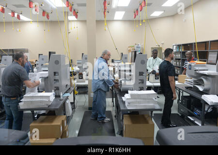 Lauderhill FL, USA. 13Th Nov, 2018. Nombre de travailleurs d'élection vote précoce bulletins au superviseur des élections du comté de Broward Office durant la raconter en Floride le 13 novembre 2018 à Lauderhill, en Floride. Credit : Mpi04/media/Alamy Punch Live News Banque D'Images