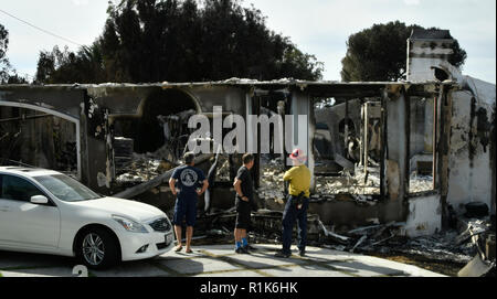 Woolsey, Californie, USA. 13Th Nov 2018. Les propriétaires parlent avec des pompiers à propos de leurs dommages accueil au point Dume, Malibu mardi matin. L'incendie Woolsey s'enflammer de nouveau et graver une autre 1 000 acres avec pas de maisons endommagées. Nov 13, 2018, avec pas de maisons endommagées. Nov 13, 2018, Photo par Gene Blevins/ZumaPress Crédit : Gene Blevins/ZUMA/Alamy Fil Live News Banque D'Images