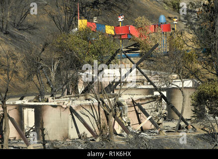 Woolsey, Californie, USA. 13Th Nov 2018. Un jeu jouer a survécu à l'incendie comme cabines n'a pas dans les collines de Malibu Springs mardi matin. L'incendie Woolsey s'enflammer de nouveau et graver une autre 1 000 acres Photo par Gene Blevins/ZumaPress Crédit : Gene Blevins/ZUMA/Alamy Fil Live News Banque D'Images