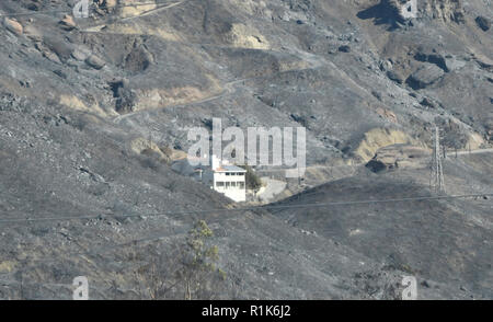 Woolsey, Californie, USA. 13Th Nov 2018. L'une des rares maisons qui ont survécu à l'incendie dans les collines de Malibu Springs mardi matin. L'incendie Woolsey s'enflammer de nouveau et graver une autre 1 000 acres avec pas de maisons endommagées. Nov 13, 2018, Photo par Gene Blevins/ZumaPress Crédit : Gene Blevins/ZUMA/Alamy Fil Live News Banque D'Images