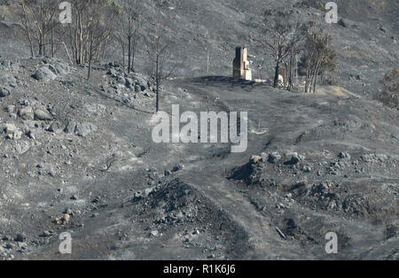 Woolsey, Californie, USA. 13Th Nov 2018. L'une des nombreuses maisons brûlent dans les collines de Malibu Springs mardi matin. L'incendie Woolsey s'enflammer de nouveau et graver une autre 1 000 acres avec pas de maisons endommagées. Nov 13, 2018, Photo par Gene Blevins/ZumaPress Crédit : Gene Blevins/ZUMA/Alamy Fil Live News Banque D'Images