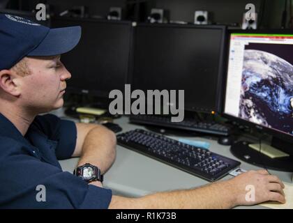 Océan Atlantique (oct. 9, 2018) l'Aviation'Aérographe 4400 1re classe Robert Dietrich, de Huntington, New York, analyse l'imagerie satellitaire pour produire un bulletin météo en météorologie et océanographie (METOC) office de tourisme à bord de la classe Wasp-navire d'assaut amphibie USS Iwo Jima (DG 7) le 9 octobre 2018. Iwo Jima est en cours avant de participer à l'exercice Trident Stade 2018 qui est dirigée par l'OTAN d'un exercice visant à certifier les forces de réaction de l'OTAN et de développer l'interopérabilité entre les participants de l'OTAN et les pays partenaires. Banque D'Images