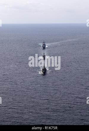 Mer de Chine orientale (oct. 9, 2018) la classe Ticonderoga croiseur lance-missiles USS ANTIETAM (CG 54), la Marine royale thaïlandaise patrouilleur hauturier HTMS Krabi (VPO) 551 et de la frégate de la Marine royale Thaï Taksin HTMS (FFG) 422 effectuer une manoeuvre tactique lors d'un déploiement de coopération. L'avant est d'Antietam déployés dans la zone 7e flotte américaine des opérations à l'appui de la sécurité et de la stabilité dans la région Indo-Pacifique. Banque D'Images