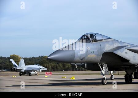 Un F-15C Eagle affecté à l'Escadron de chasse 493rd et un F/A-18E Super Hornet affectés à l 'Red Rippers' de Strike Fighter Squadron (VFA-11), déployé à partir de la classe Nimitz porte-avions USS Harry S. Truman (CVN 75) se préparer à lancer pour une sortie le 9 octobre 2018, à la Royal Air Force Lakenheath, Angleterre. L'aéronef s'entraînent avec 5e génération avion comme une démonstration de l'engagement des États-Unis à la sécurité régionale. Banque D'Images