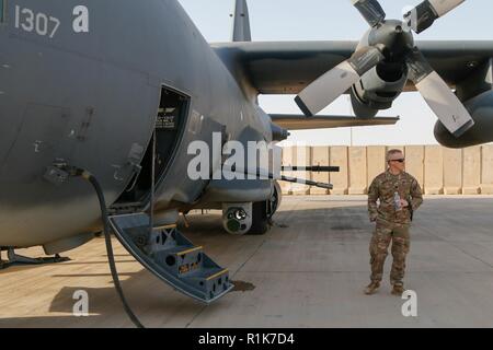 Le Lieutenant-colonel de l'armée américaine Jessie Griffith, commandant du 925e Bataillon du contractant, est à côté d'une AC-130W Stinger II durant son combat bataille circulation à Al Asad Air Base (AAAB), l'Iraq, 5 octobre 2018. AAAB est une combinaison d'un groupe de travail conjoint - Fonctionnement amélioré la capacité inhérente de résoudre partenaire emplacement consacre à la formation des forces des partenaires et renforcer leur efficacité. Banque D'Images