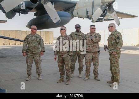 Le Lieutenant-colonel de l'armée américaine Jessie Griffith, centre gauche, commandant du 925e Bataillon, Passation de commandement et le Sgt. Le major Timothy Boson, centre droit, 925e Bataillon du contractant, le sergent-major tour AC-130W II Stinger pendant leur combat bataille circulation à Al Asad Air Base (AAAB), l'Iraq, 5 octobre 2018. AAAB est une combinaison d'un groupe de travail conjoint - Fonctionnement amélioré la capacité inhérente de résoudre partenaire emplacement consacre à la formation des forces des partenaires et renforcer leur efficacité. Banque D'Images