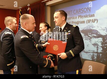 Diplômée du programme d'adjoint au médecin interservices, le Capitaine Nelson Liuzzo, reçoit son diplôme du lieutenant-colonel Avery Carney, le coordonnateur clinique du programme. La cérémonie de remise des diplômes a eu lieu le 5 octobre 2018, à l'armée, l'Hôpital communautaire de Evans Fort Carson, Colorado. Les élèves ont participé à deux phases du programme. La première phase a eu lieu au Fort Sam Houston, Texas pour 16 mois et la deuxième phase à Evans ACH pour 13 mois. Chaque étudiant a obtenu son Master en Études d'adjoint au médecin. Banque D'Images