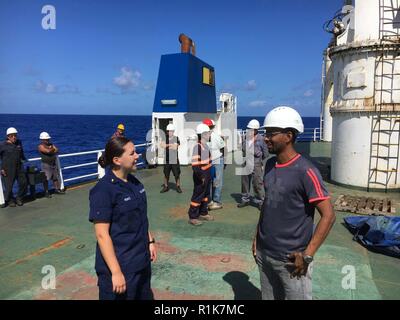 Ensign Samantha Penate, de les garde-côte de confiance, parle avec le maître de l'Alta pour déterminer la situation à bord de leur mobilité d'un cargo dans l'océan Atlantique, le 7 octobre 2018. Le navire est devenu handicapé plus de 1 000 milles de la rive sur Septembre 19. Banque D'Images