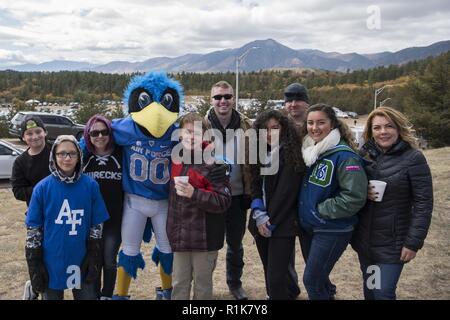 Étoile d'or les membres de la famille et amis se rassemblent pour une photo avec l'oiseau, l'Air Force Falcons' mascot, au cours de l'Noncommisoned Association des officiers de l'Académie de l'air Chapitre 300 Gold Star Rencontre et accueil de la famille à l'extérieur du stade Falcon à l'United States Air Force Academy, Colorado, le 6 octobre 2018. L'événement donne Gold Star les membres de la famille une chance de profiter de la nourriture gratuite et d'un match de football. Banque D'Images