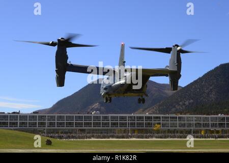 U.S. Air Force Academy - Avion - participer à Rampart Thunder, une démonstration aérienne au cours de l'US Air Force Academy terrazzo, le 5 octobre, 2018 mettant en lumière diverses capacités aériennes. La démonstration a présenté 2 A-10, 2 CV-22's, 4 F-35's, 2 F-15's, et 1 MC-130 à partir de différentes bases à travers les États-Unis. Banque D'Images