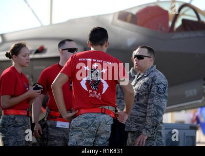 63e unité de charge d'entretien des aéronefs de l'équipage se réunira avant la 56e Groupe de maintenance à concurrence de la charge du troisième trimestre Luke Air Force Base, Arizona), 5 octobre 2018. Trois F-35 Lightning II et trois F-16 Fighting Falcon équipes ont participé au concours pour déterminer qui était la meilleure équipe de chargement du trimestre. Banque D'Images
