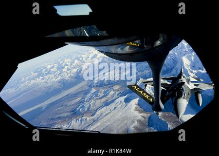 Un U.S. Air Force F-16C Fighting Falcon pilote désigné pour le 18ème escadron agresseur se prépare à faire le plein d'un KC-135 Stratotanker affecté à la 168e Escadron de ravitaillement en vol dans le complexe de l'Alaska commun du Pacifique 8 octobre 2018, au cours de l'exercice Red Flag Alaska 19-1. RF-A est le premier ministre de l'Armée de l'air Pacifique combat simulé de l'exercice de l'emploi. Banque D'Images