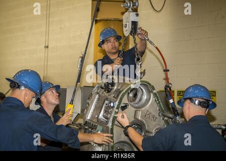 Les Marines américains participant à l'assaut du véhicule amphibie (Cours intermédiaire de réparateur d'AAVRI) prendre un HS-525 à partir d'une transmission sur support horizontal d'un statif vertical pour commencer le processus de calage à l'assaut de l'École d'amphibiens, Del Mar Beach, Marine Corps Base Camp Pendleton, en Californie, le 10 octobre 2018. Le calage s'assure que la vitesse de marche avant et de l'arbre de transmission HS-525 a le bon entre pignons ou mécanismes qui protège le bon maillage entre les surfaces usinées pour éviter les dommages et les lubrifiants permet en plus de passer par la prévention de la transmission Banque D'Images