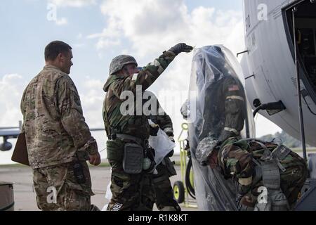 Aviateurs de la 130e Groupe Maintenance contaminés aider les membres du 167e Escadron d'évacuation aéromédicale dans l'évacuation d'un C-130H au cours d'un exercice, le 5 octobre 2018 à la base de la Garde nationale aérienne McLaughlin, Charleston, W.Va. La 130e Airlift Wing élaboré et préparé cet exercice pour mettre l'accent sur la formation et l'état de préparation, d'assurer un meilleur processus d'opérations en cas d'une urgence réelle. Banque D'Images